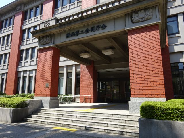 「横浜第二合同庁舎」の外観（正面入口）