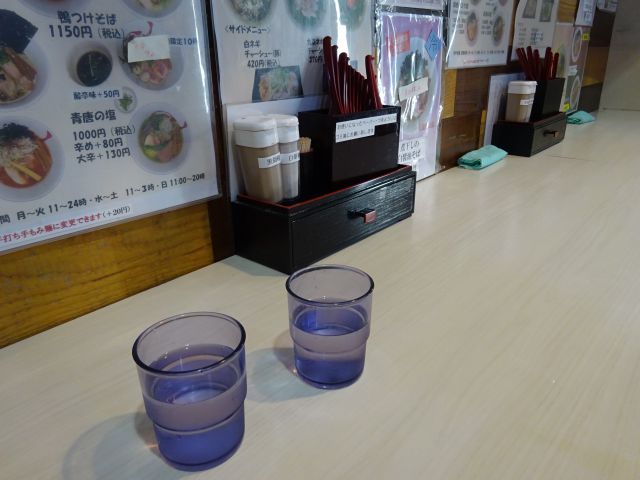 関内・吉田町のラーメン屋「麺や魁星」のカウンター席の様子