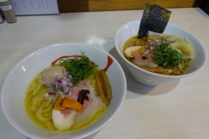 関内・吉田町のラーメン屋「麺や魁星」で注文した限定コク塩ラーメンとワンタン醤油ラーメン
