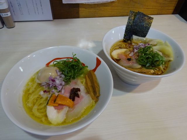 関内・吉田町のラーメン屋「麺や魁星」で注文した限定コク塩ラーメンとワンタン醤油ラーメン