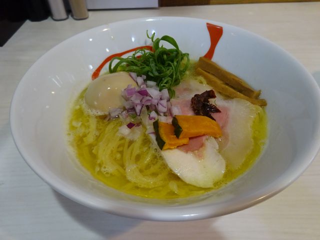 関内・吉田町のラーメン屋「麺や魁星」で注文した限定コク塩ラーメンとトッピングの燻製味玉