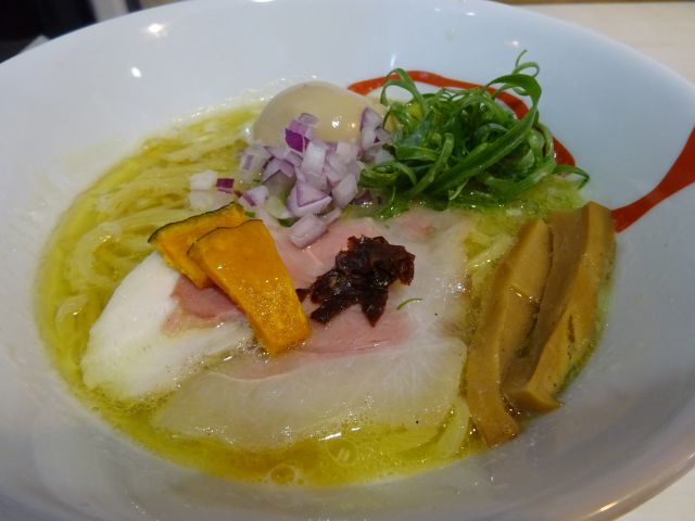 関内・吉田町のラーメン屋「麺や魁星」で注文した限定コク塩ラーメンのアップ