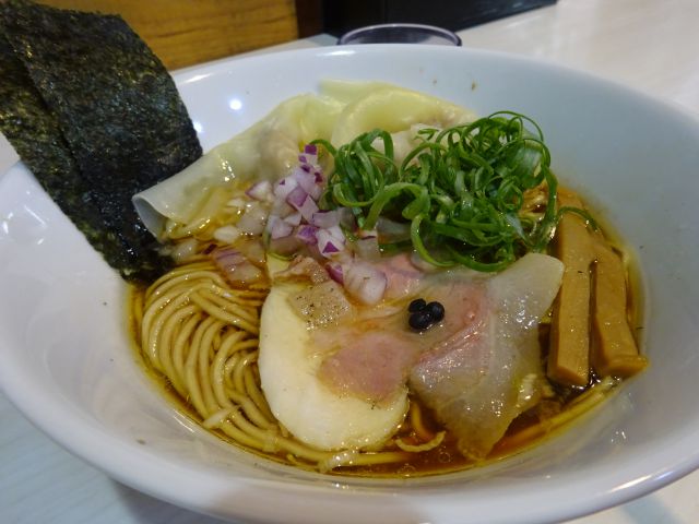 関内・吉田町のラーメン屋「麺や魁星」で注文したワンタン醤油ラーメンのアップ
