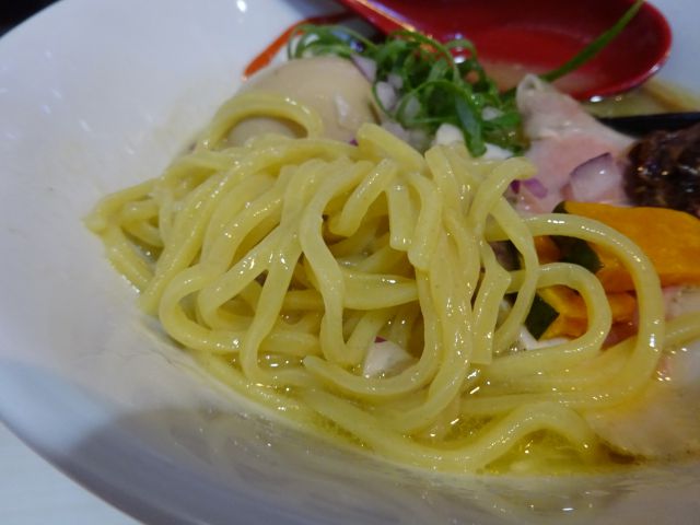 関内・吉田町のラーメン屋「麺や魁星」で注文した限定コク塩ラーメンの麺アップ