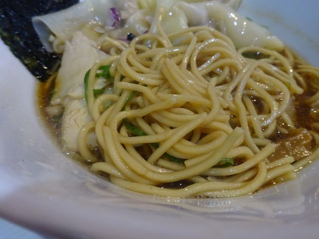 関内・吉田町のラーメン屋「麺や魁星」で注文したワンタン醤油ラーメンの麺アップ