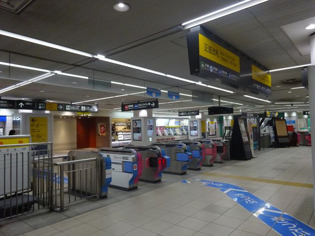 みなとみらい線・東急東横線「横浜駅」の正面改札の様子（改札内から見た正面改札）