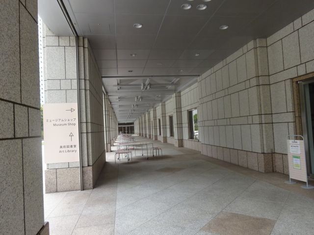 横浜美術館のカフェ「馬車道十番館 横浜美術館 喫茶室」ミュージアムショップ、カフェがある方向の横浜美術館外通路の様子
