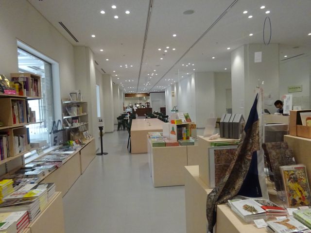 横浜美術館のカフェ「馬車道十番館 横浜美術館 喫茶室」ミュージアムショップとその奥に見える馬車道十番館のカフェ