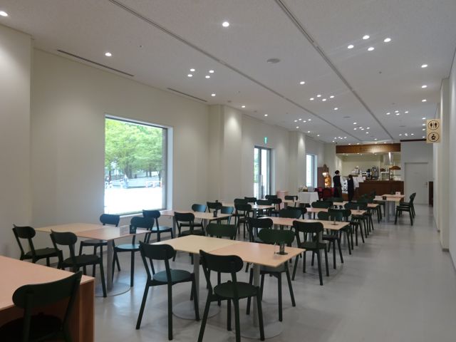 横浜美術館のカフェ「馬車道十番館 横浜美術館 喫茶室」のテーブル席と注文カウンター