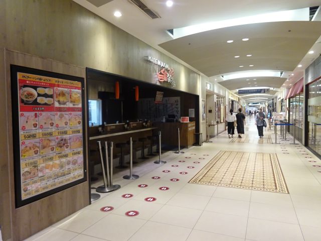横浜相鉄ジョイナス「かにチャーハンの店 横浜店」の外観と周辺の様子