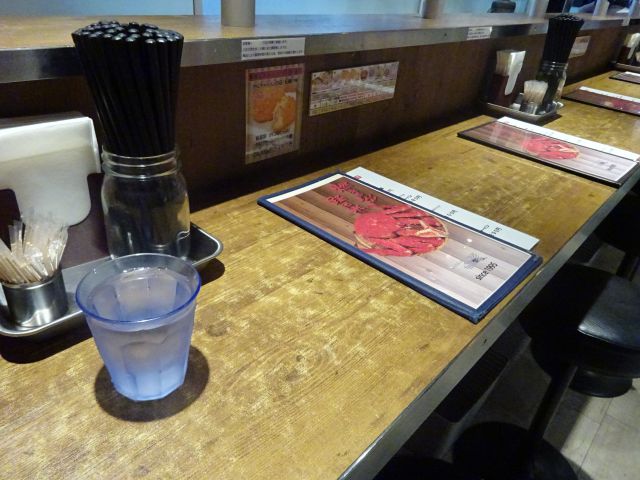 横浜相鉄ジョイナス「かにチャーハンの店 横浜店」店内カウンター席の様子