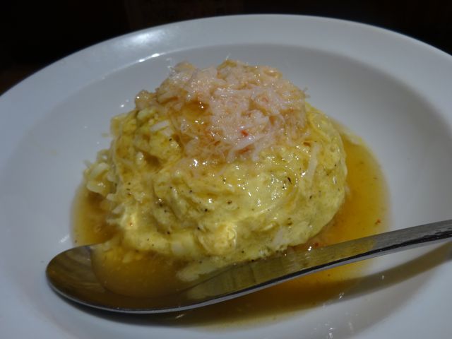 横浜相鉄ジョイナス「かにチャーハンの店 横浜店」で注文した「担々麺とチャーハンのハーフセット」のかに玉チャーハンをアップ