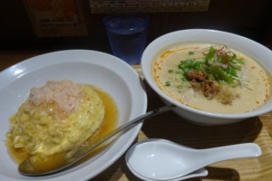 横浜相鉄ジョイナス「かにチャーハンの店 横浜店」で注文した「担々麺とチャーハン（かに玉チャーハン）のハーフセット」
