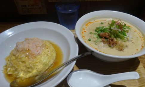 横浜相鉄ジョイナス「かにチャーハンの店 横浜店」で注文した「担々麺とチャーハン（かに玉チャーハン）のハーフセット」