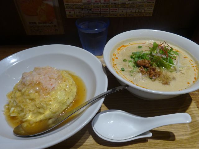 横浜相鉄ジョイナス「かにチャーハンの店 横浜店」で注文した「担々麺とチャーハン(かに玉チャーハン)のハーフセット」