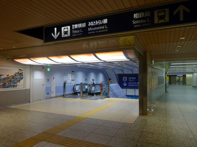 みなとみらい線・東急東横線「横浜駅」南改札に向かう、中央通路の降り口の様子