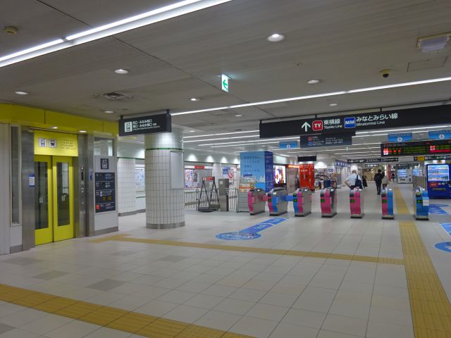 みなとみらい線・東急東横線「横浜駅」の南改札の様子（改札内外から見た南改札）