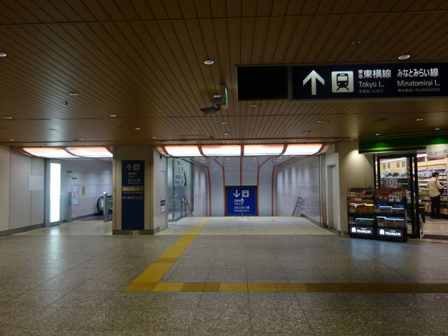 みなとみらい線・東急東横線「横浜駅」正面改札に向かう、中央通路の降り口の様子