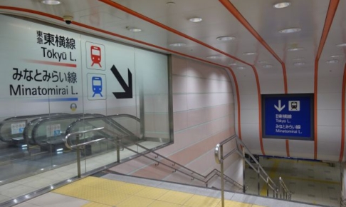 みなとみらい線・東急東横線「横浜駅」と書かれた看板と案内矢印