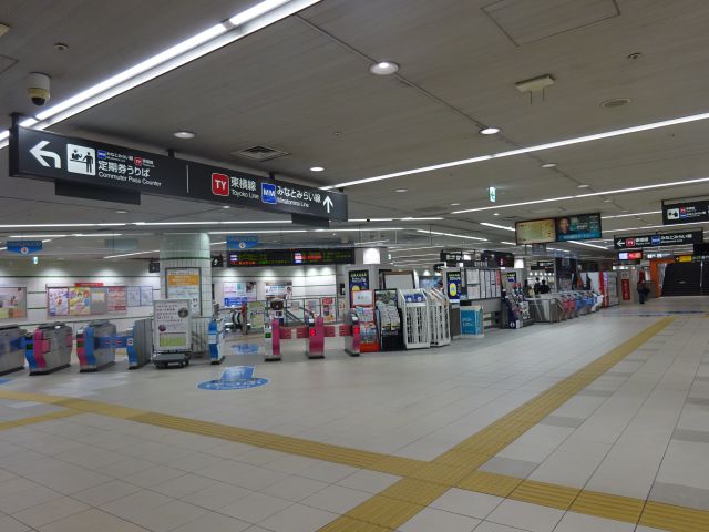 みなとみらい線・東急東横線「横浜駅」の正面改札の様子（改札外から見た正面改札）