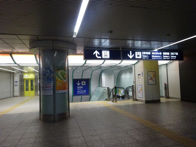 みなとみらい線・東急東横線「横浜駅」正面改札に向かう、きた通路の降り口の様子