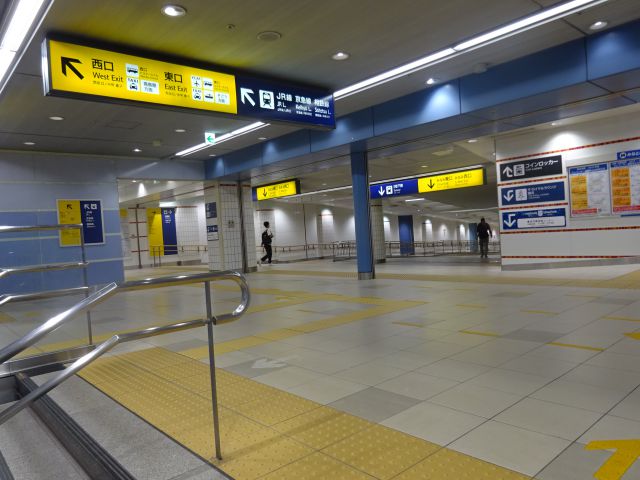みなとみらい線・東急東横線「横浜駅」南改札の階段＆エスカレーターを上ったところにある南北連絡通路の様子