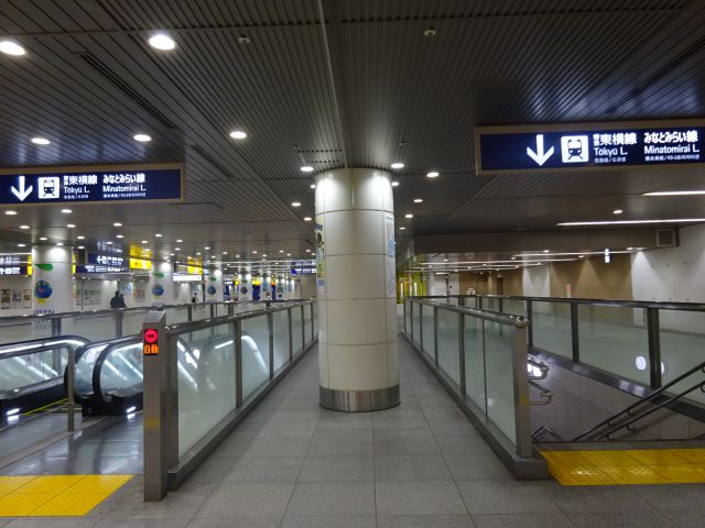 みなとみらい線・東急東横線「横浜駅」に行く場合の、みなみ通路降り口の様子