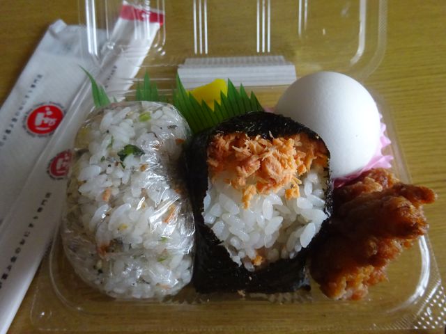 おにぎり専門店「ぼんたぼんた」で購入した、ぼんたパック（パックに入ったおにぎり2個、塩ゆで卵、から揚げ、たくあん）
