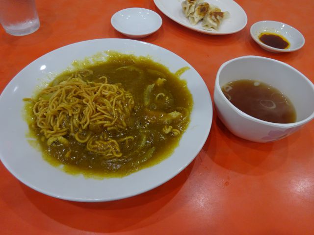 横浜野毛の町中華「萬福」で注文したカレー焼きそばと焼きそばに付くスープ