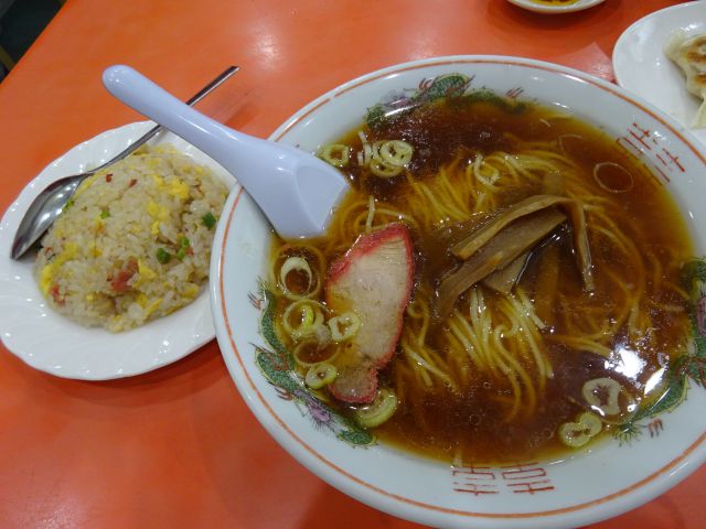 横浜野毛の町中華「萬福」で注文した半チャンラーメン(ラーメンと半チャーハンのセット)