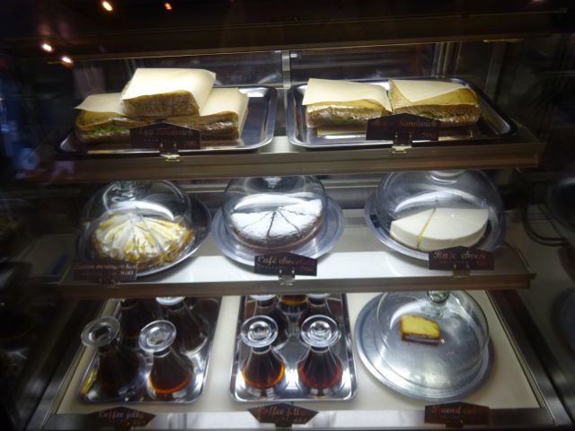 横浜・伊勢佐木モールの珈琲焙煎専門店「まめや」(yokohama mameya)店内冷蔵ケースに並ぶ各種スイーツ(ケーキ、ゼリー)やサンドイッチ