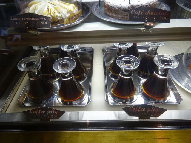 横浜・伊勢佐木モールの珈琲焙煎専門店「まめや」(yokohama mameya)店内冷蔵ケースのコーヒーゼリー2種