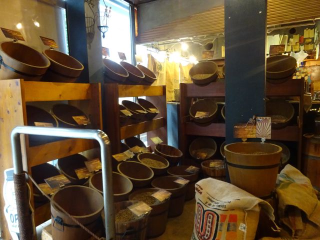 横浜・伊勢佐木モールの珈琲焙煎専門店「まめや」(yokohama mameya)店内コーヒー豆のコーナー