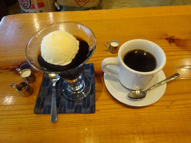 横浜・伊勢佐木モールの珈琲焙煎専門店「まめや」(yokohama mameya)で注文したホットコーヒーとコーヒーゼリー(ビター)