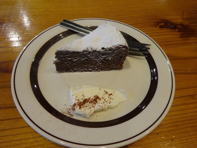 横浜・伊勢佐木モールの珈琲焙煎専門店「まめや」(yokohama mameya)で注文したカフェショコラケーキ