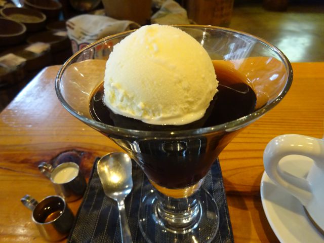 横浜・伊勢佐木モールの珈琲焙煎専門店「まめや」(yokohama mameya)で注文したコーヒーゼリー(ビター)のアップ