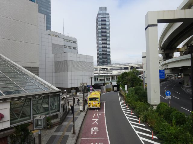 バスで行く野毛山動物園(「横浜駅改札前」のバス停と周辺の様子・バス停に黄色いぶらり野毛山動物園バスが停車している)