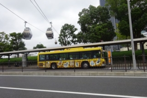 バスで行く野毛山動物園（「桜木町駅前」のバス停と周辺の様子・黄色いぶらり野毛山動物園バスが8番のりばに停車している）