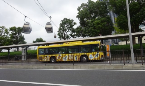 バスで行く野毛山動物園（「桜木町駅前」のバス停と周辺の様子・黄色いぶらり野毛山動物園バスが8番のりばに停車している）