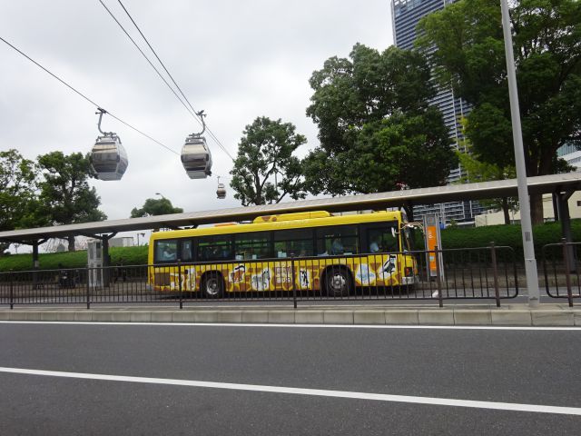 バスで行く野毛山動物園(「桜木町駅前」のバス停と周辺の様子・黄色いぶらり野毛山動物園バスが8番のりばに停車している)