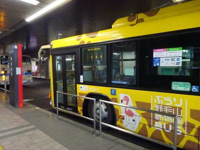 バスで行く野毛山動物園(横浜駅東口バスターミナルA6番の降車専用に停車する黄色いぶらり野毛山動物園バス)