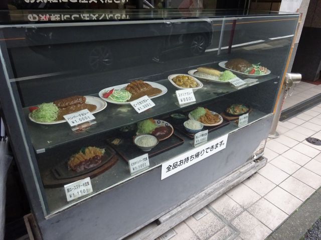 横浜高島町「カレーとハンバーグの店 バーグ戸部店」食品サンプルが並ぶショーケース