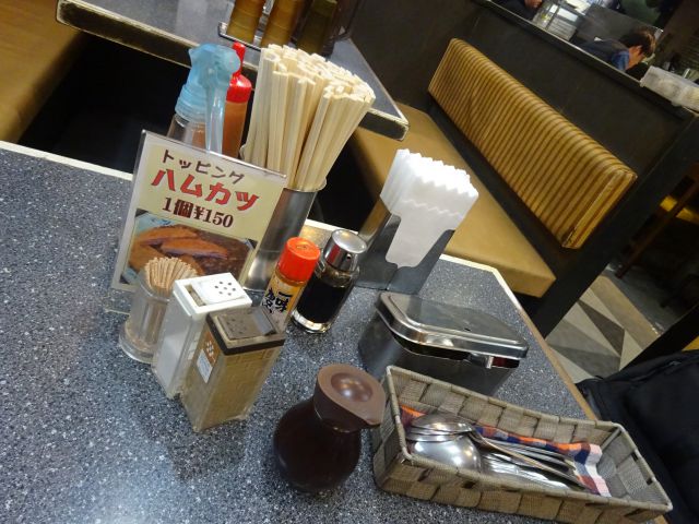 横浜高島町「カレーとハンバーグの店 バーグ戸部店」テーブル席の様子