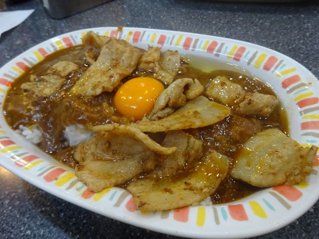 横浜高島町「カレーとハンバーグの店 バーグ戸部店」で注文したスタミナカレー(生玉子)