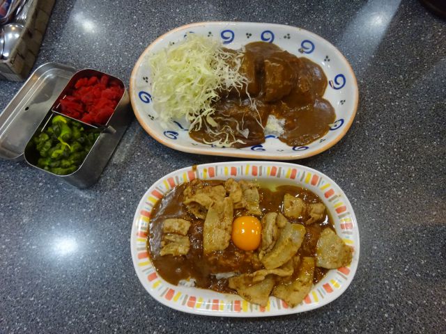 横浜高島町「カレーとハンバーグの店 バーグ戸部店」で注文したスタミナカレー（生玉子）とカレーハンバーグ、テーブル席に置かれた漬物