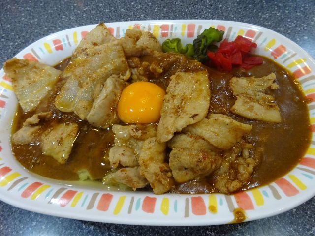 横浜高島町「カレーとハンバーグの店 バーグ戸部店」で注文したスタミナカレー（生玉子）