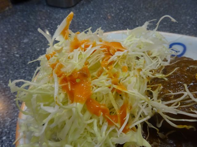 横浜高島町「カレーとハンバーグの店 バーグ戸部店」で注文したハンバーグカレーの付け合わせキャベツにドレッシングをかけたところ