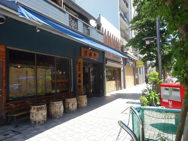 横浜・伊勢佐木モールの珈琲焙煎専門店「まめや」(yokohama mameya)の外観と周辺の様子