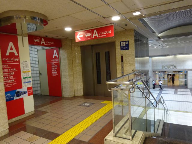 バスで行く野毛山動物園(横浜駅東口バスターミナル・Aバスのりば入口の様子・エレベーターもあり)
