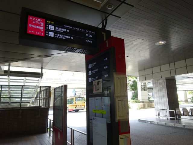 バスで行く野毛山動物園(横浜駅東口バスターミナルAの1番乗り場の様子)